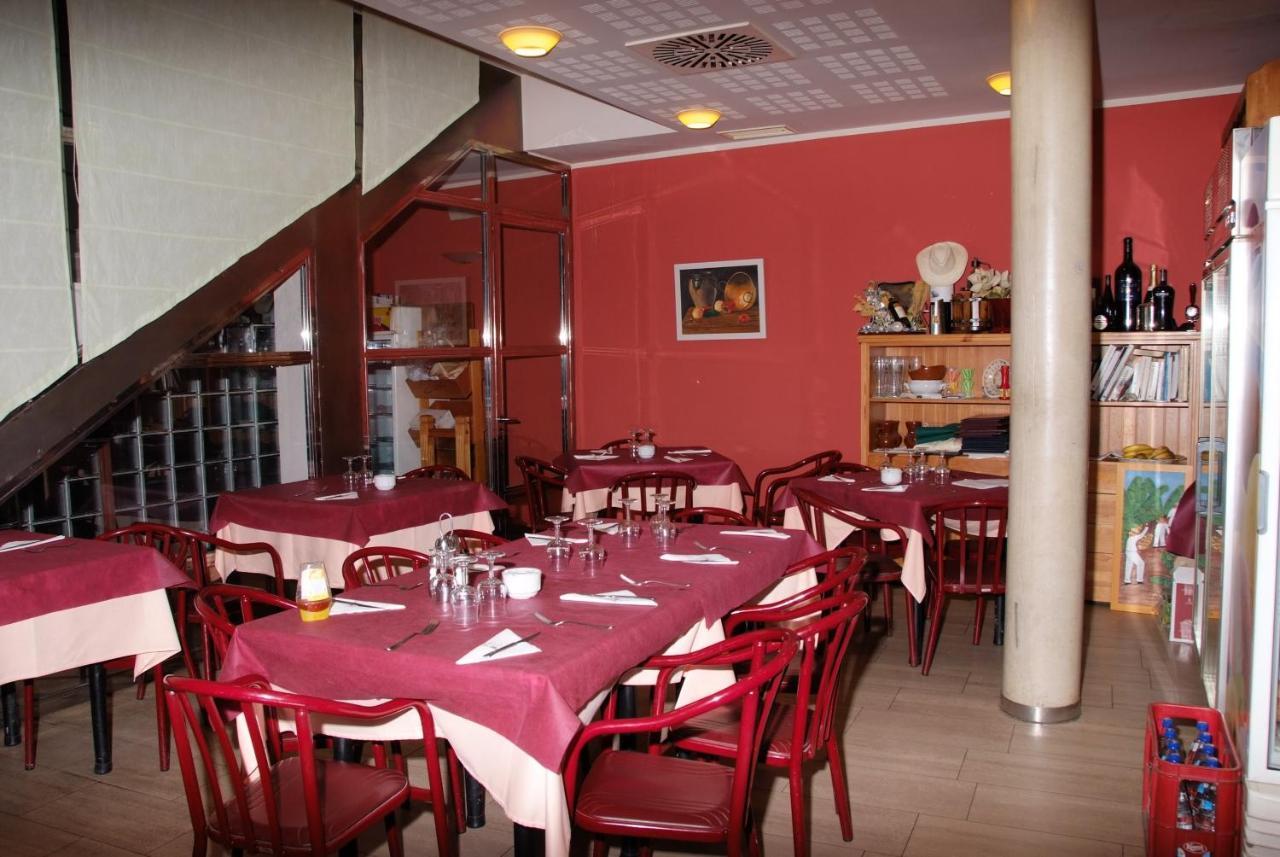 Hostal Restaurante Baraka Alagón Eksteriør billede
